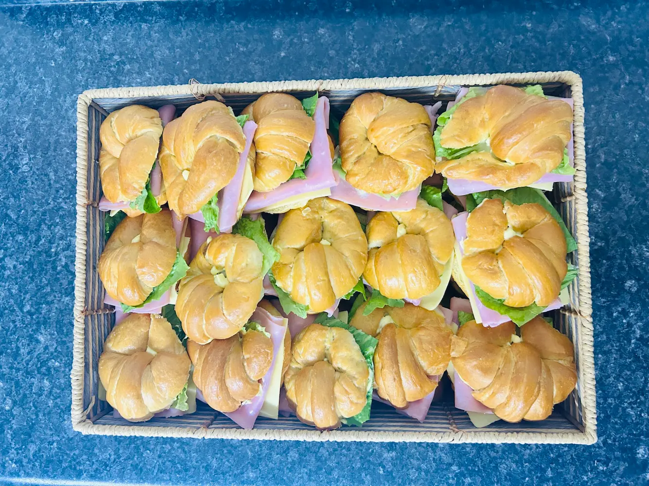 Mini cuernitos recién horneados para reuniones